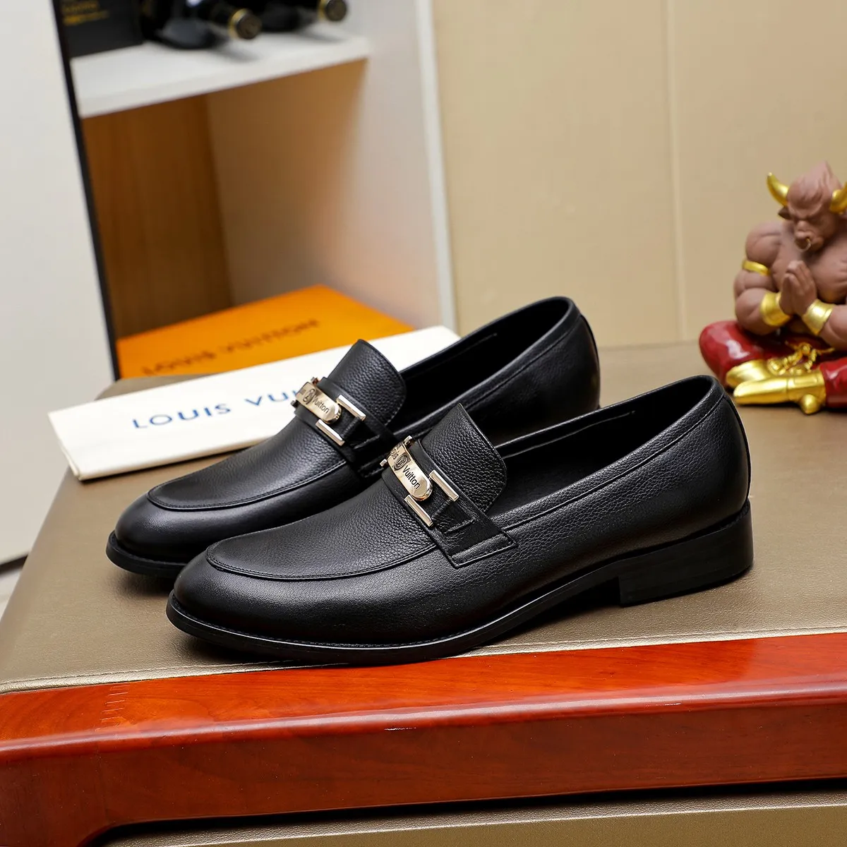 Men's Men's Shoes 💰420 💰[Louis Vuitton] LV high-end business formal leather shoes! ! Luxurious and elegant style, equal emphasis on practicality and style, professional focus on details and quality, counter original 1⃣️: 1⃣️ super accurate reproduction👍🏻! Material: The upper is made of imported original soft 🐂cowhide ➕imported first-layer sheepskin lining. Original anti-slip and wear-resistant outsole! Code number: 39--45, (38.46 custom-made) Large quantities in stock!